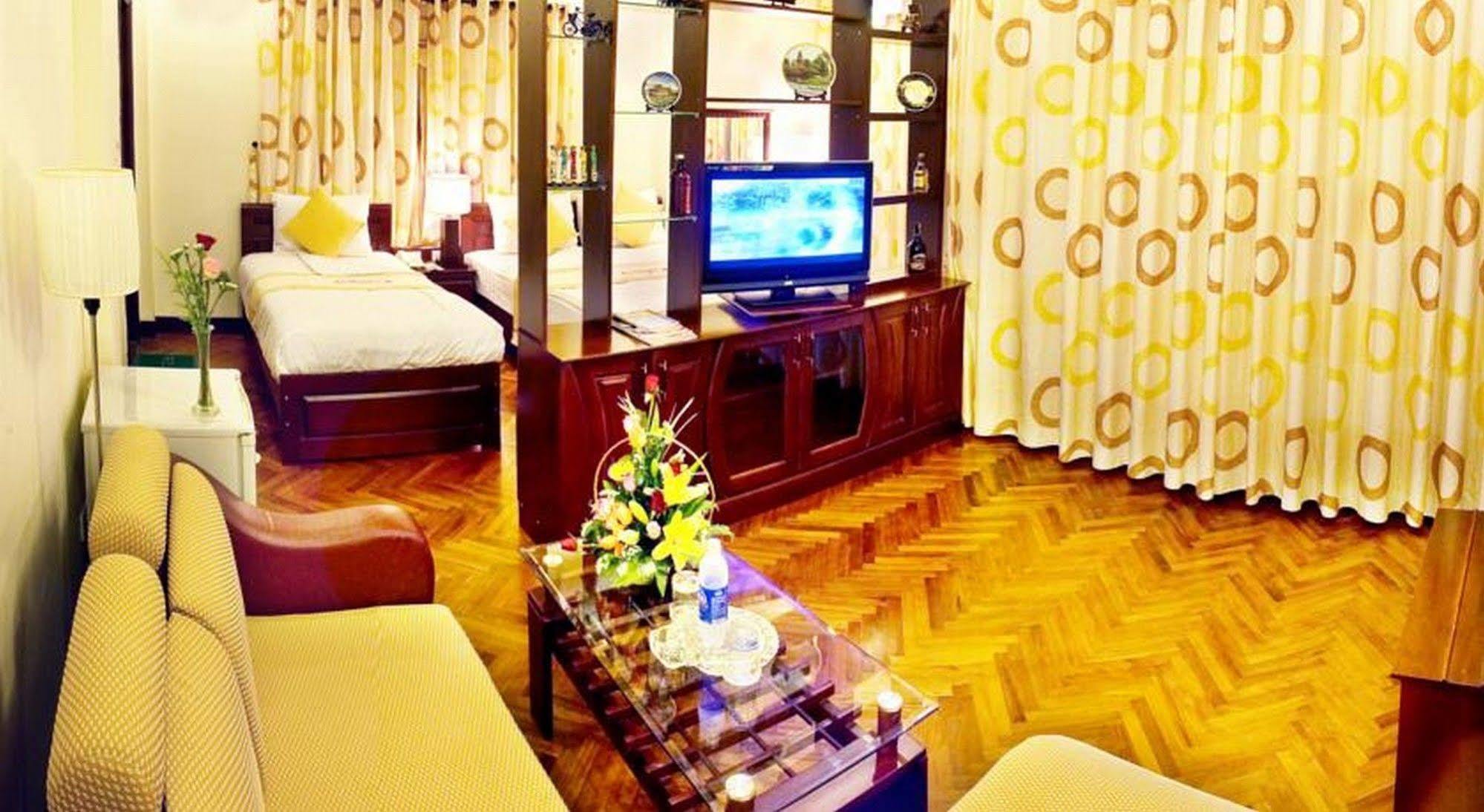 Victory Hotel Hue Esterno foto